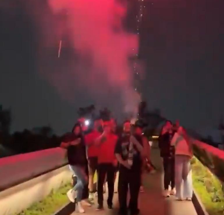 墨西哥球迷又来恶心人了！酒店外干扰英格兰队员休息！
 
根据曝光的视频来看，一群