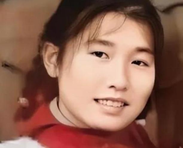 1973年，女知青黄丽萍携农村丈夫回宁波父母家，一进门，丈夫看到墙上挂着的照片大