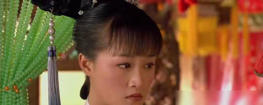 别再吹《甄嬛传》的姐妹情深了。我告诉你，甄嬛最狠的一刀，就藏在浣碧的名字里。