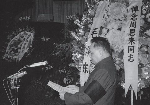 1976年，周总理逝世后，由韩宗琦负责为其穿寿衣，可当韩宗琦接过卫士们递过来的寿