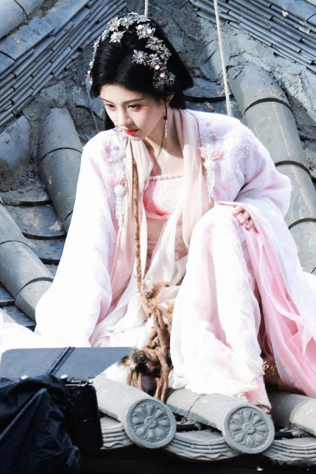 鞠婧祎苏绿夏 jjy鞠婧祎万花世界“就算见不到又怎样呢，相隔万里我也能爱你”