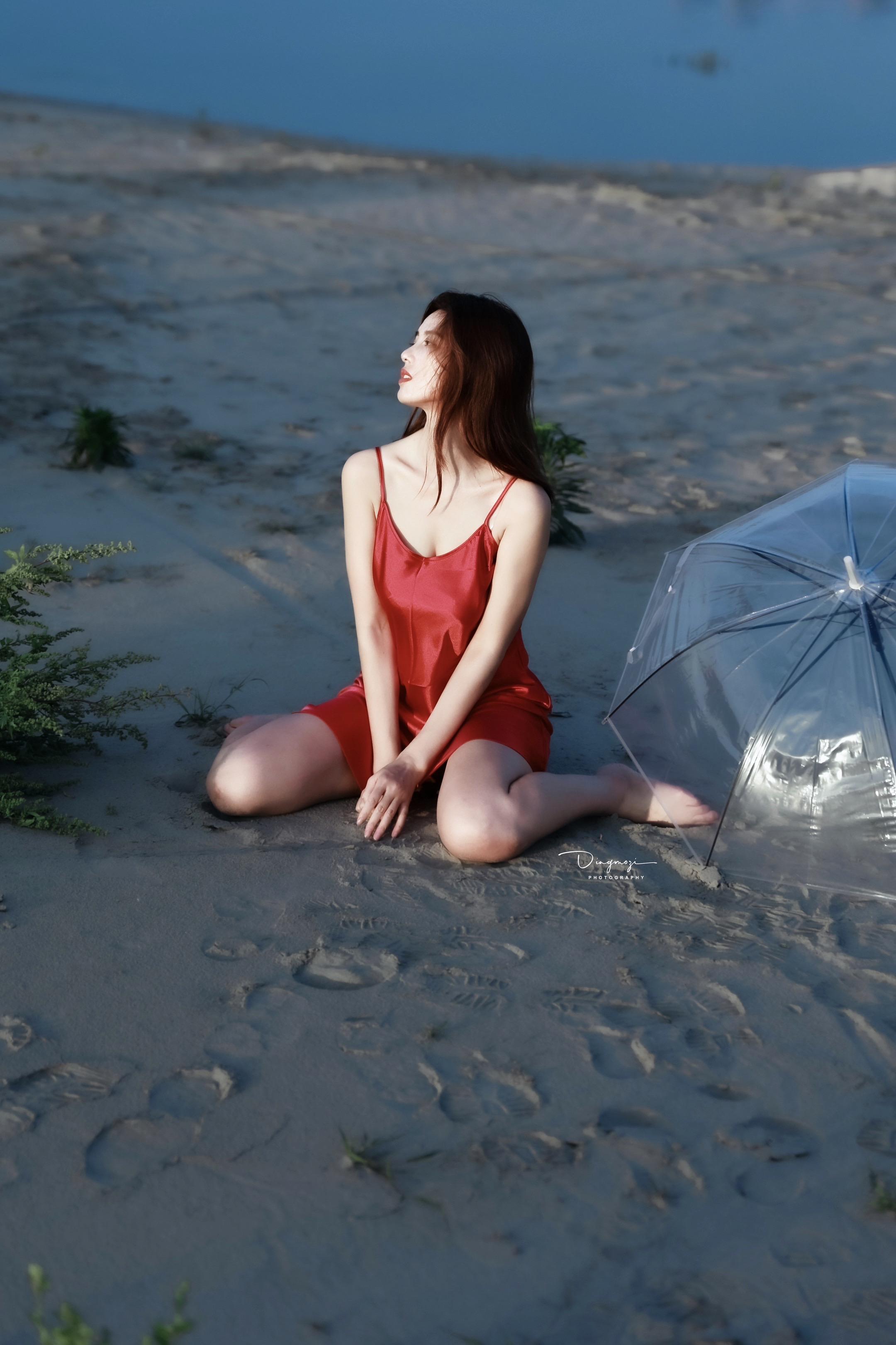 御姐的温柔｜感受阳光下的慵懒时光。《御姐江滩慵懒风写真》 模特