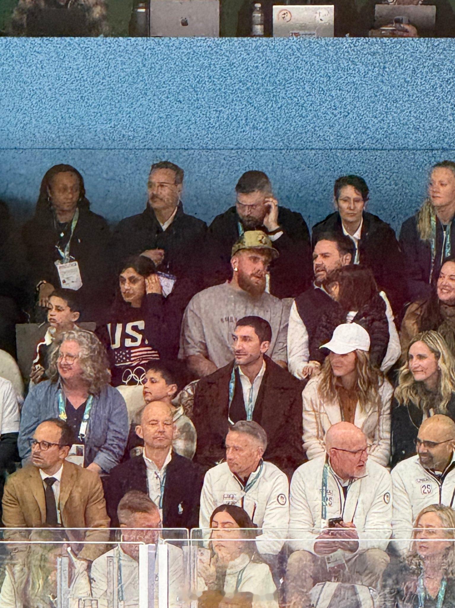 Jake Paul坐在副总统夫妇中间。米兰冬奥会