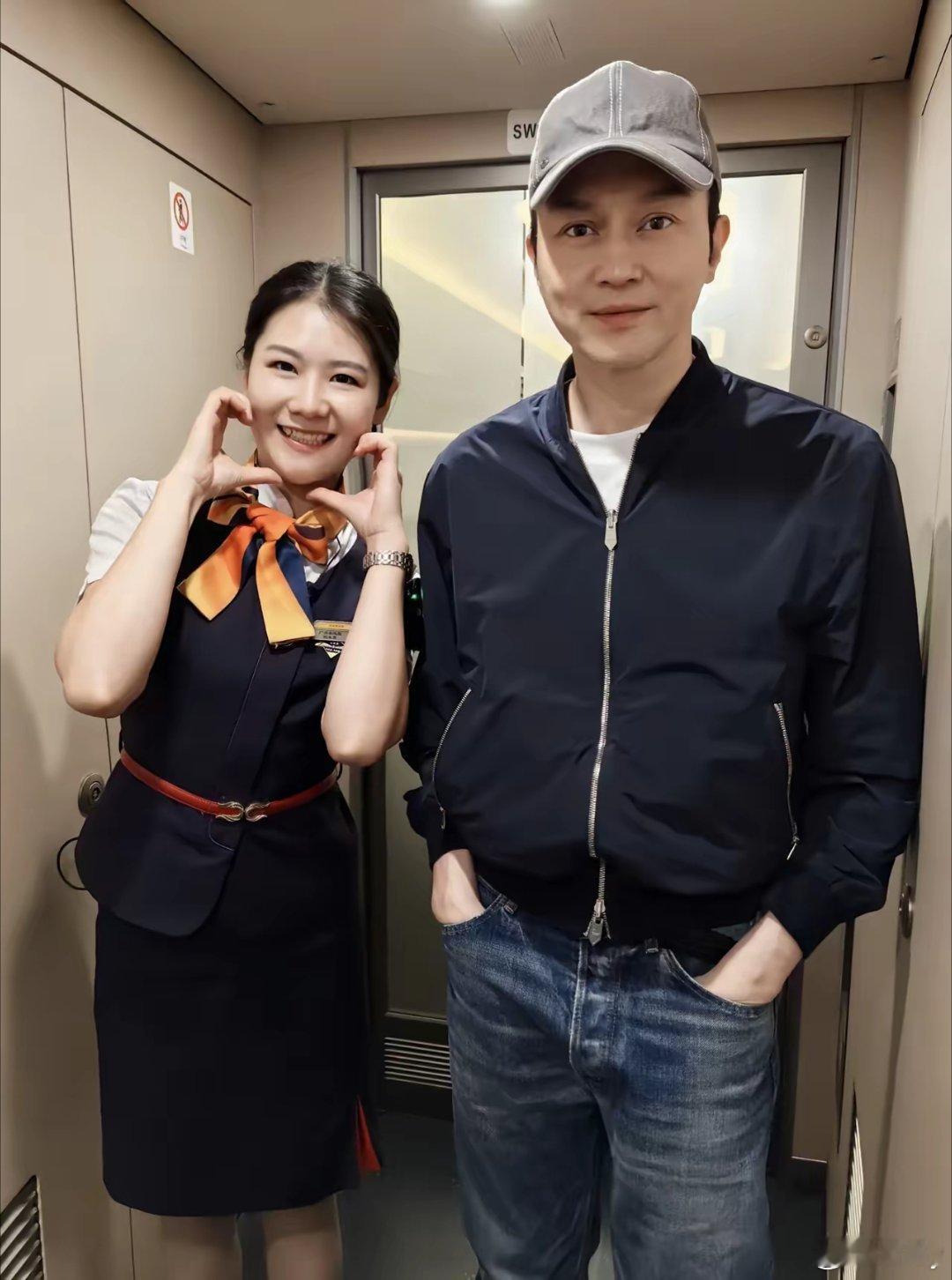 54岁张智霖坐高铁出行，和乘务员美女拍摄了合照。他的状态太好了，皮肤很白，很少皱