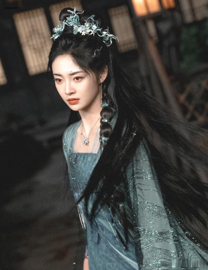 淮水竹亭周洁琼一滴泪镜头周洁琼一滴泪，红眼笑里藏心碎。热烈张扬惹人醉，这份破碎美