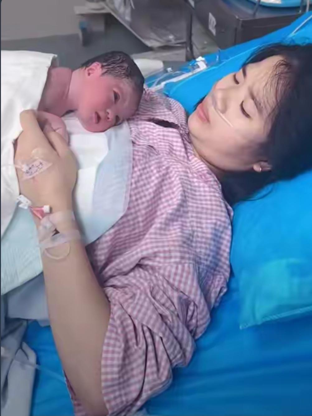 刷到一条短视频，画面太感人了。
婴儿刚出生，医务人员抱来“认亲”。婴儿片刻就睁眼