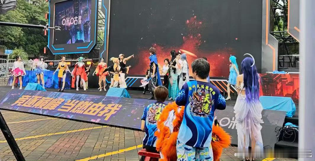 广东高校开启电竞迎新模式岭南非遗醒狮站上校园电竞赛场，传统遇上年轻潮流，林更新惊