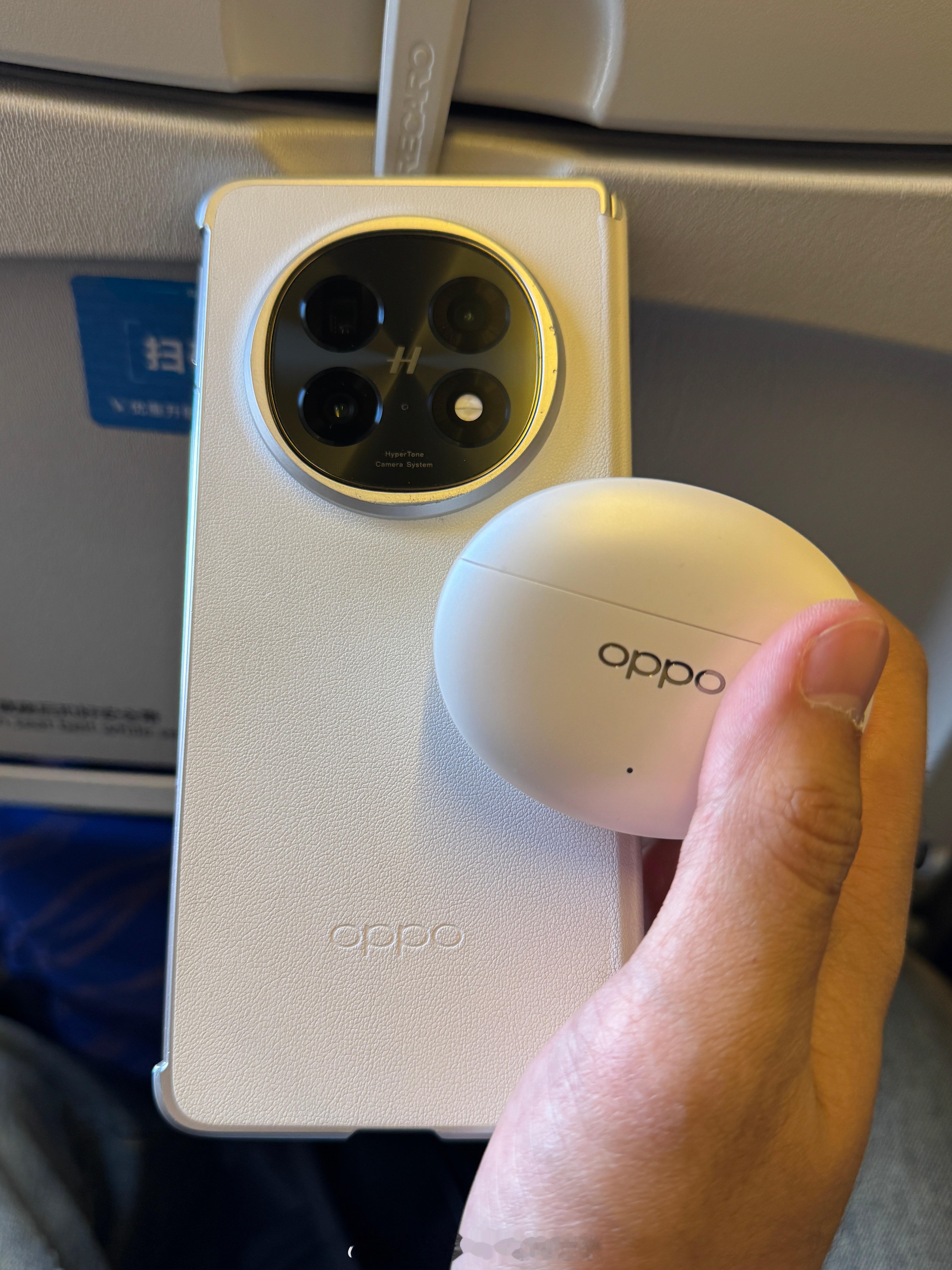 出差，试试oppo生态的体验。据说这个还是丹拿调音，信仰拉满了属于是。 