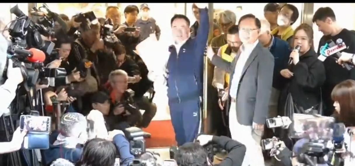 蔡正元今天（3月27日）正式入狱，说自己是冤枉的，还向媒体展示戴在脚上的电子脚镣