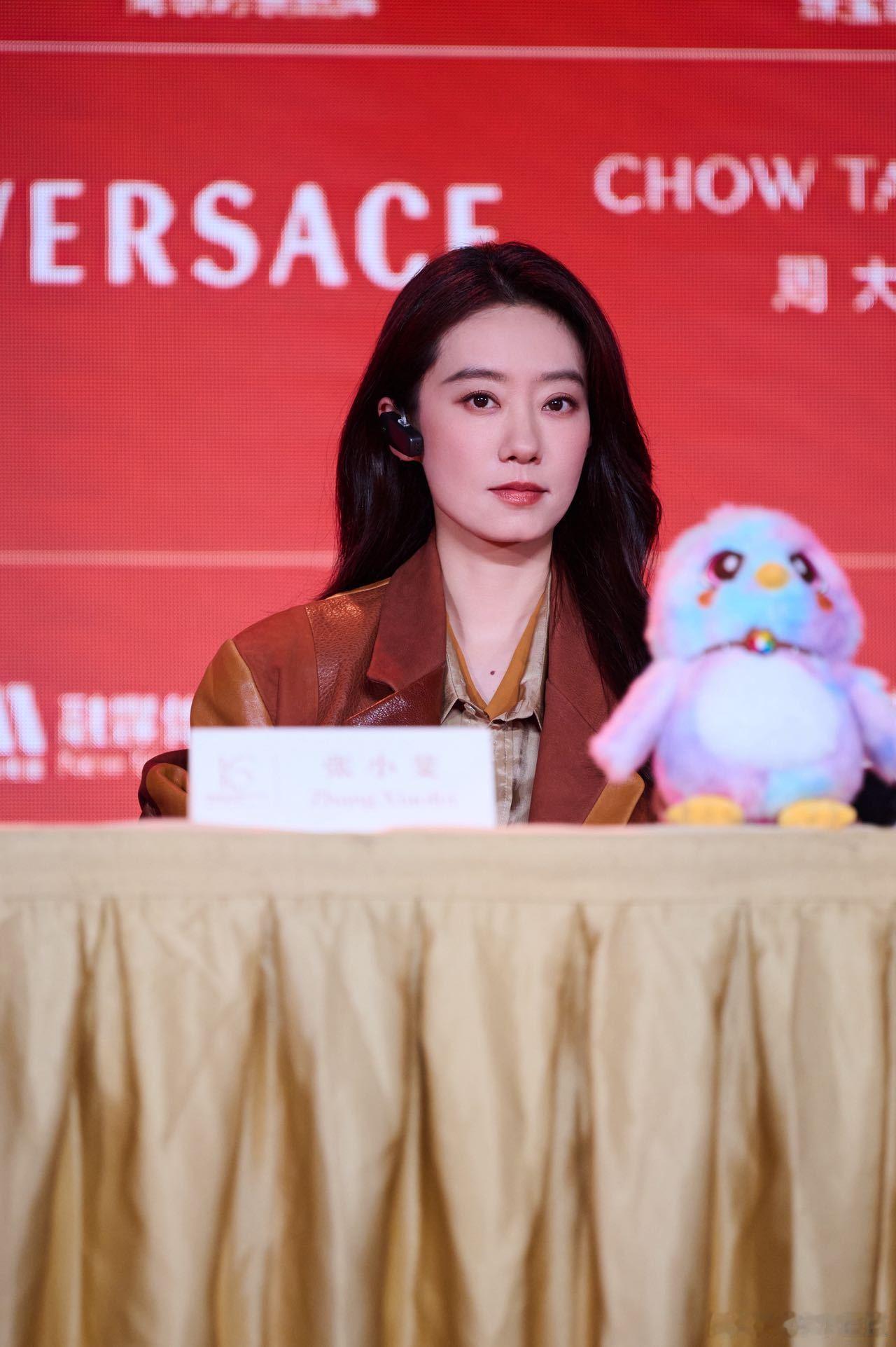 张小斐被虫子吓得弹起来了北影节天坛奖评委张小斐，正经评委场合被虫子吓到表情管理失