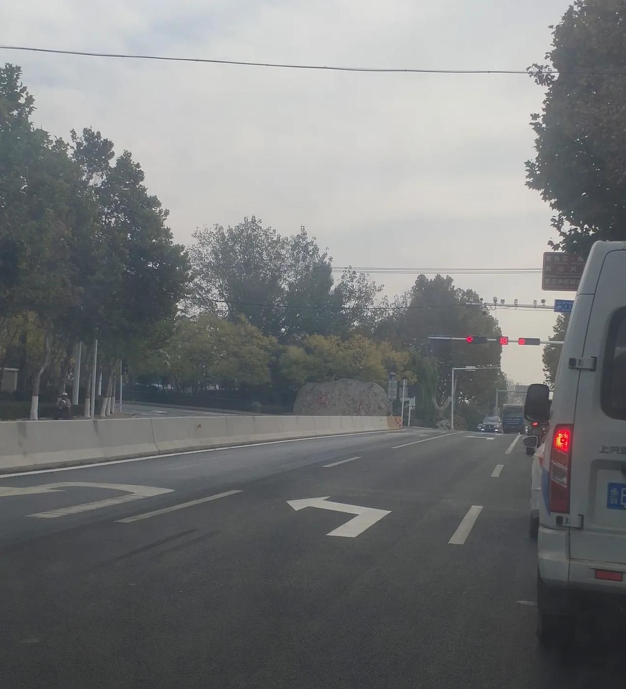 即墨区蓝鳌路大村红绿灯路口西向东方向新划的交通标线有点问题啊！往东只有一条直行车