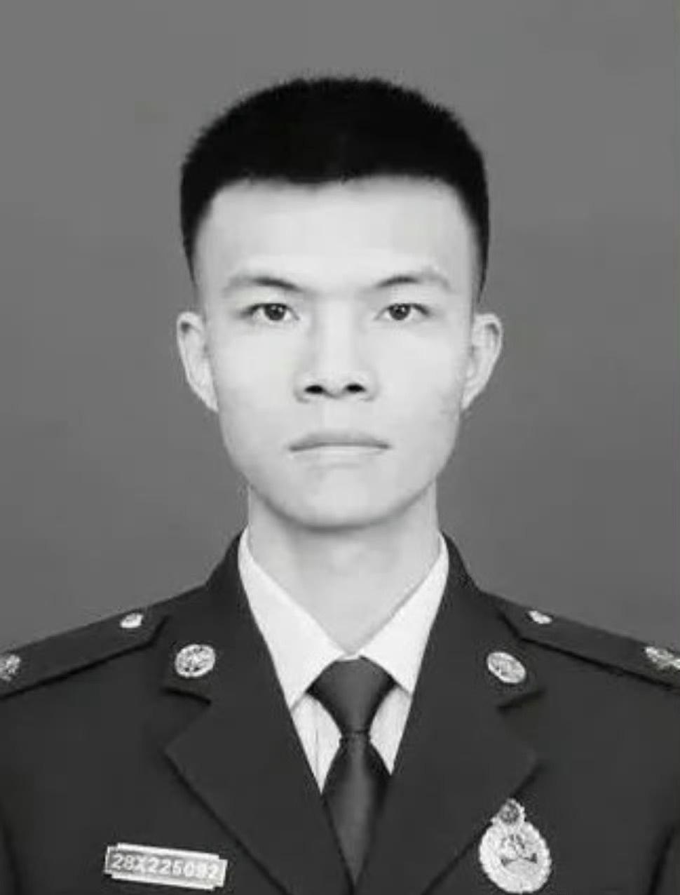 他的名字叫赵丹，在抗洪抢险中奋力施救落水孕妇，因水流湍急体力不支被洪水冲走，不幸