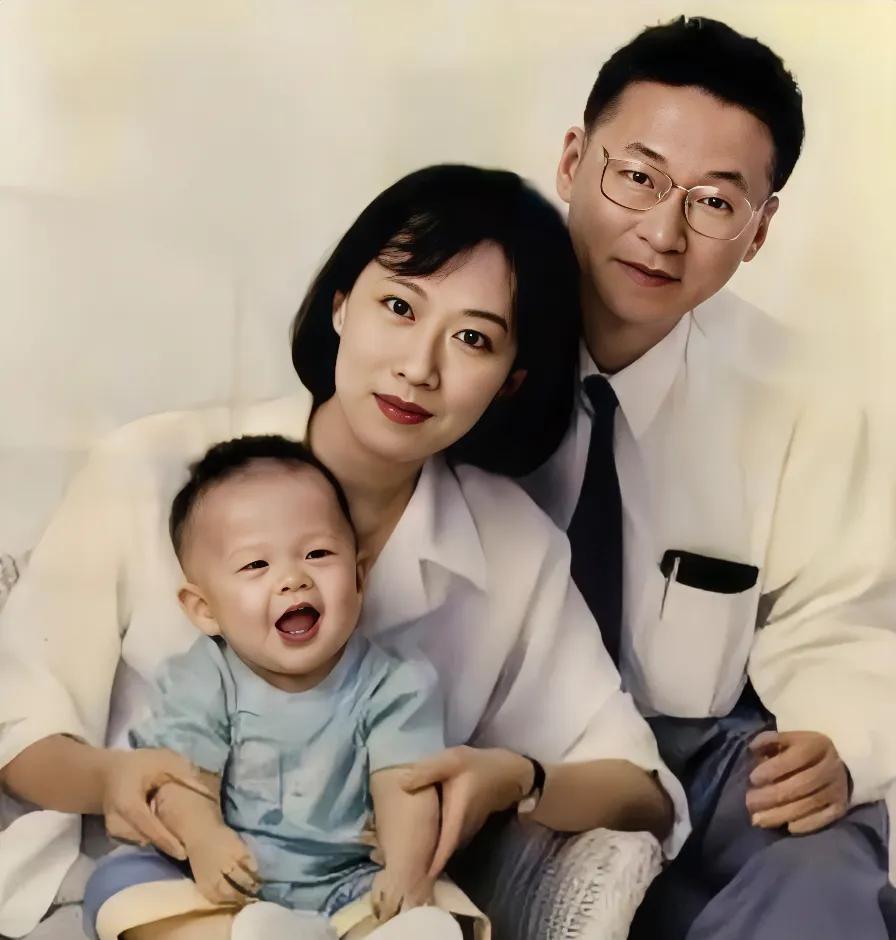 年轻时的李敖和妻儿合影。
大才子李敖撵走了大美女胡因梦，再娶的妻子也是美丽无比。