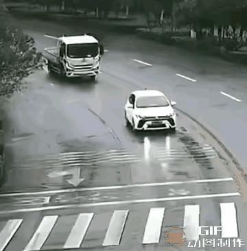 这辆车太诡异了，一个刹车车头就掉下来了，这还不算，掉下车头的车就像闭着眼睛一样横