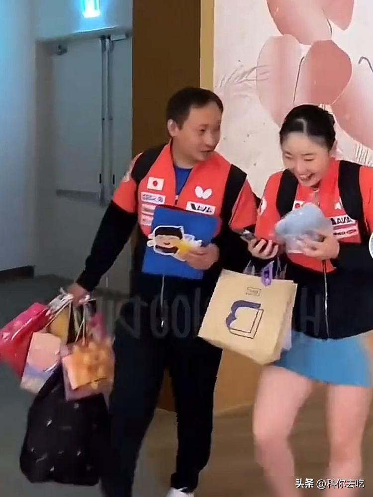 顶着国乒的光环，蒯曼在自家地盘上，决胜局被一个17岁的小孩干了个5-11。这球输