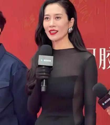 海清一年的电视剧片酬能上千万。她同班同学温峥嵘，演了快30年戏，最火的角色是个让