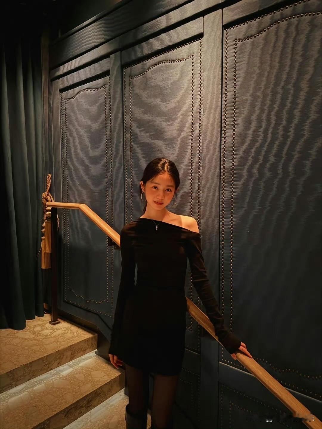 黄多多，冲上热搜。

近日，黄多多在社交平台，发布一条动态。

照片中的她温柔中