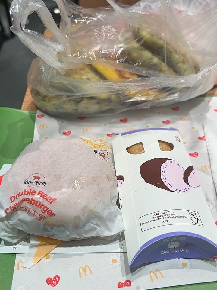 夜里没什么胃口吃正餐，遛弯的时候忽然觉出饿，就拐进肯德基歇会儿，点了份肯德基牛堡