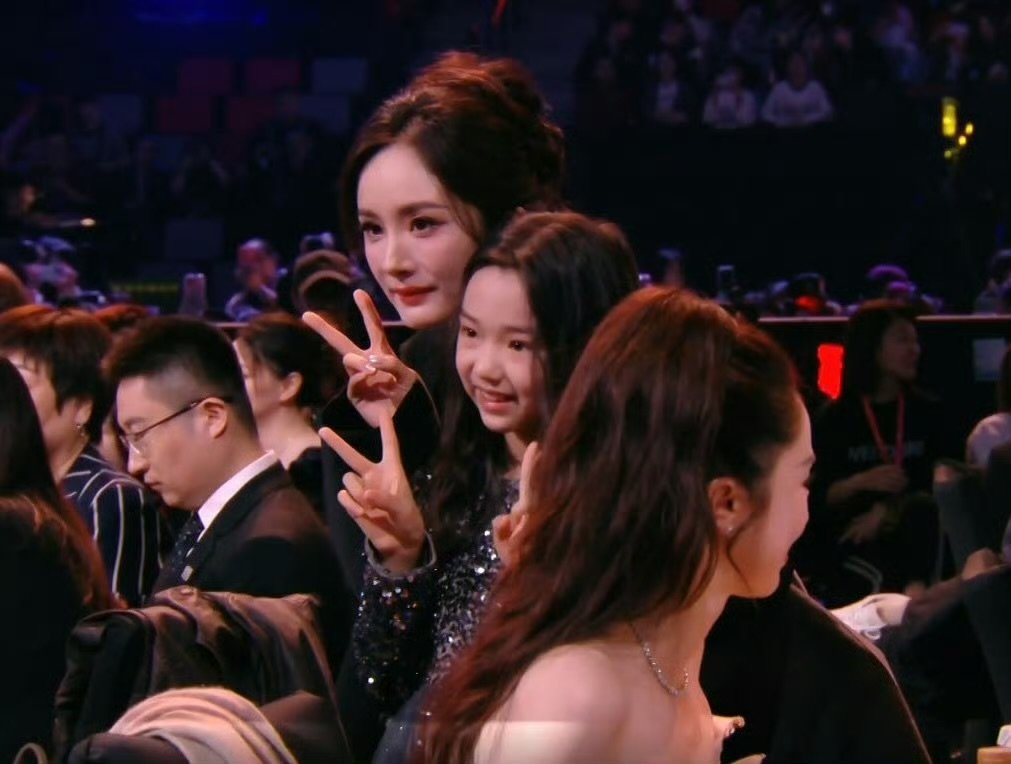 杨幂和小酒窝合照杨幂和小酒窝合照 