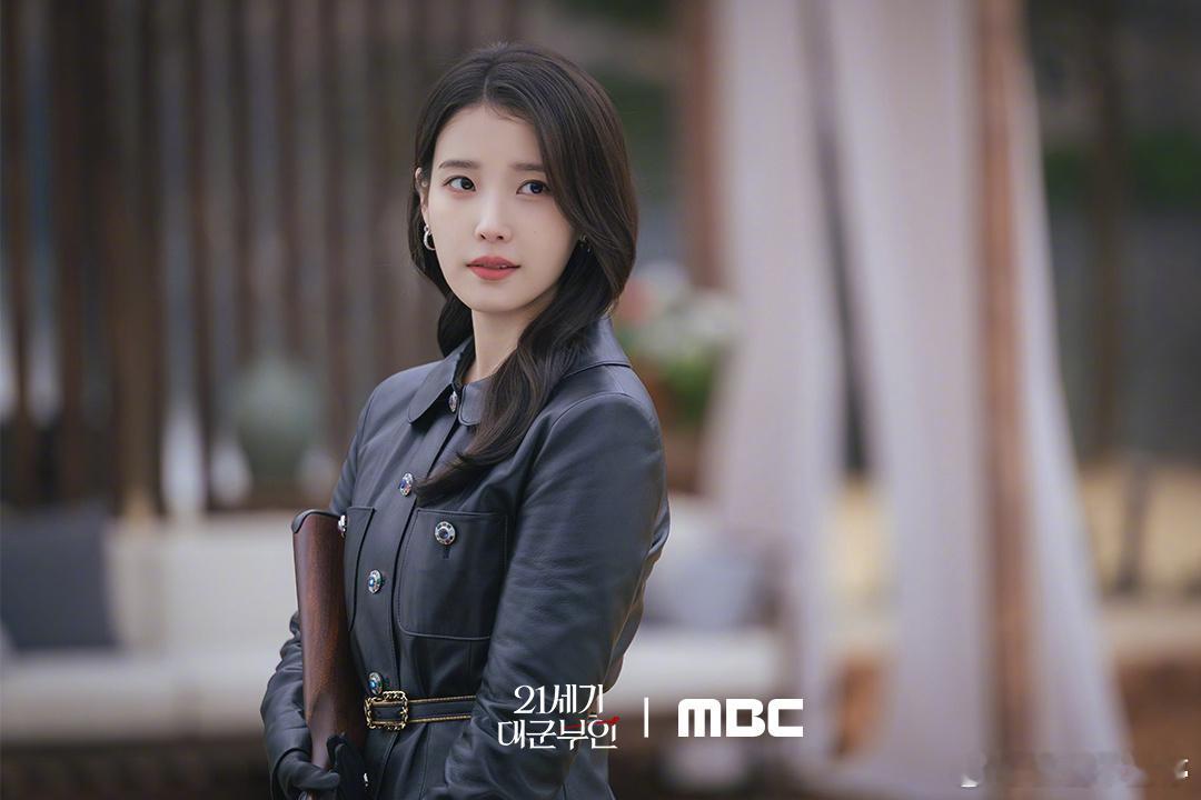 21世纪大君夫人大结局【IU 边佑锡《21世纪大君夫人》剧照公开！——熙周的枪对