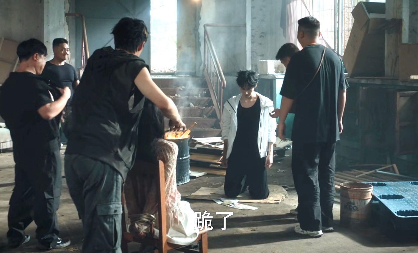 陆西骁还挺讲究专门选了块纸板跪 