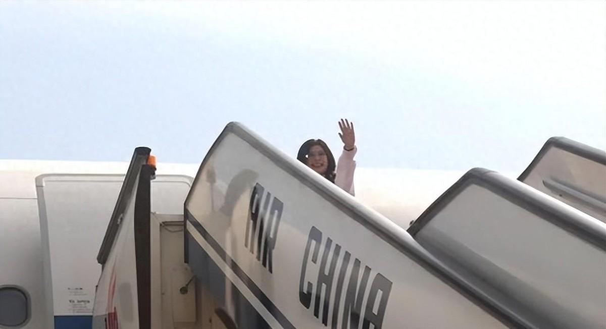 4月12日下午，台北桃园机场的到达大厅里，空气中似乎弥漫着一种不同寻常的张力。