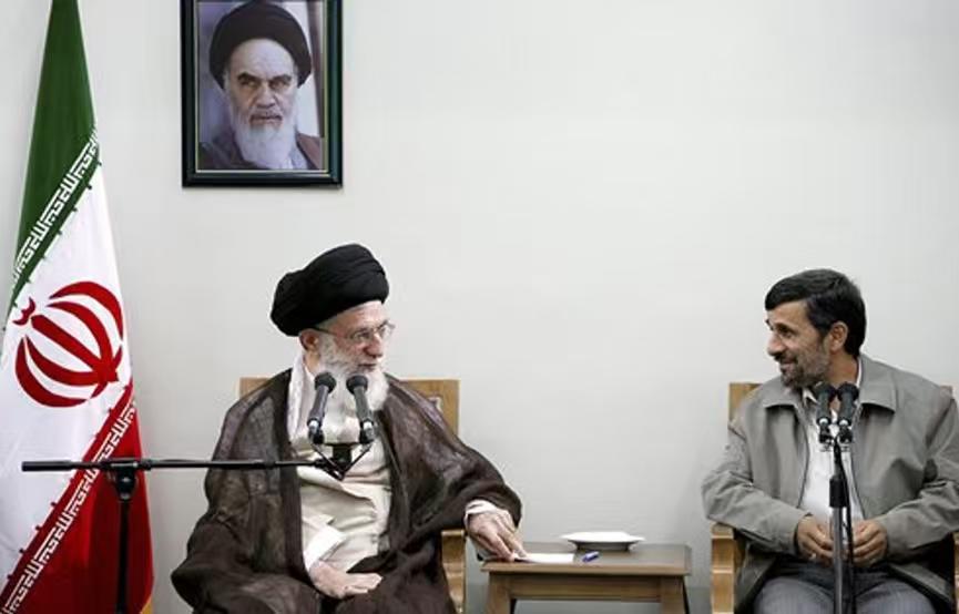 伊朗都这个样子了，“反美斗士”内贾德却一直沉默不语，此举十分的反常。而且他不只是