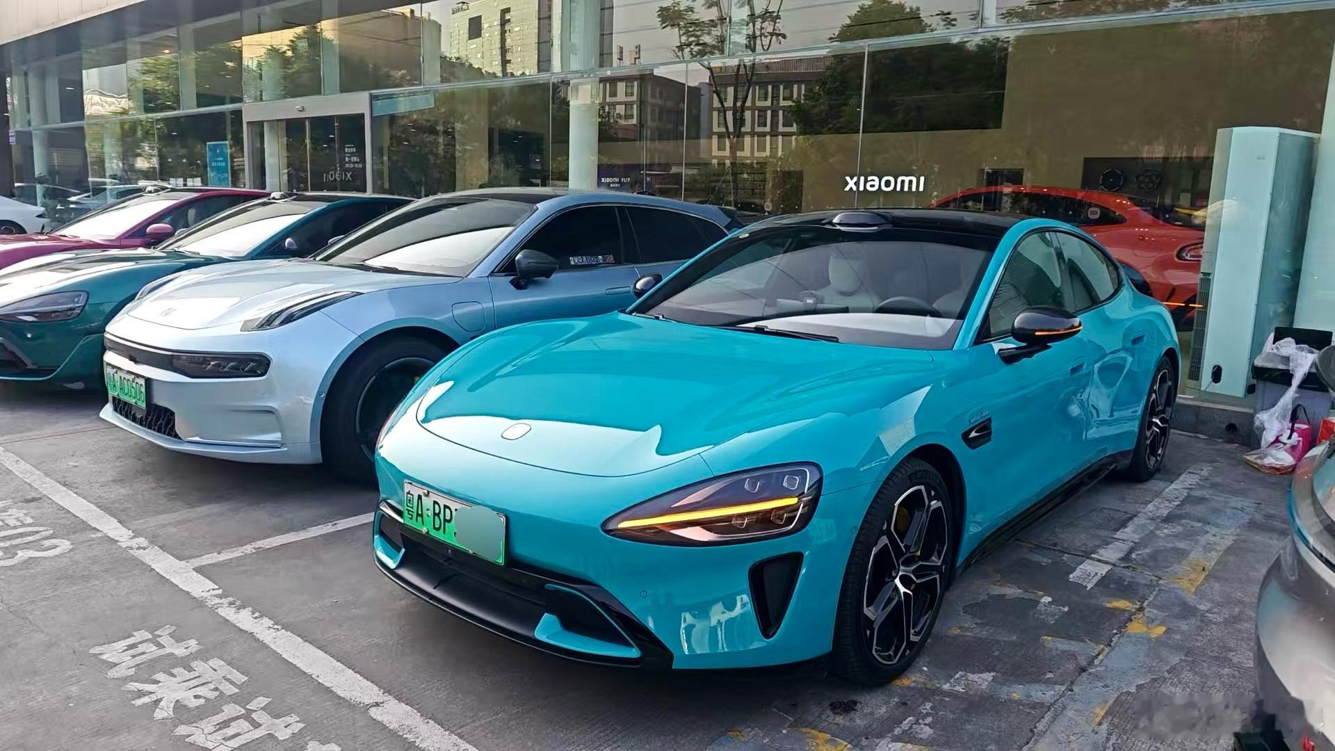 今天把  开到销服中心，给轮胎加了气，顺便蹭了个午饭（车的照片是工作人员拍的）售