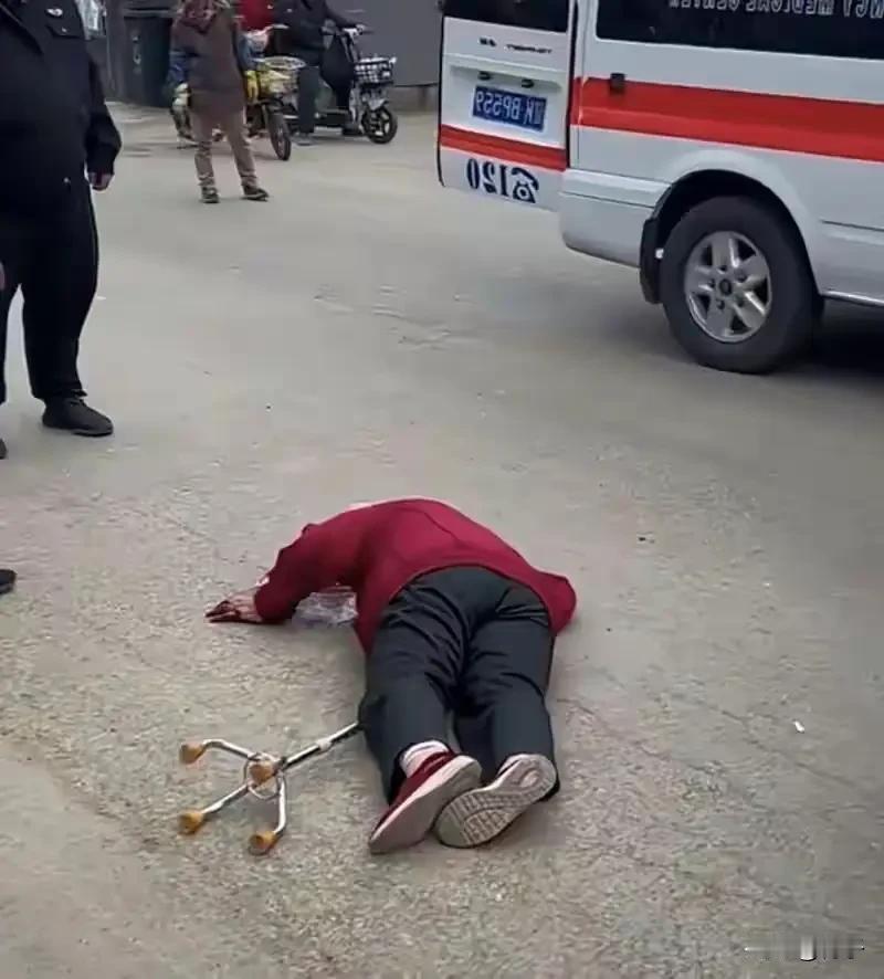 路上老人摔倒为什么现在没人敢扶?我算是看明白了，现在老人摔倒没人敢扶，根本不是人