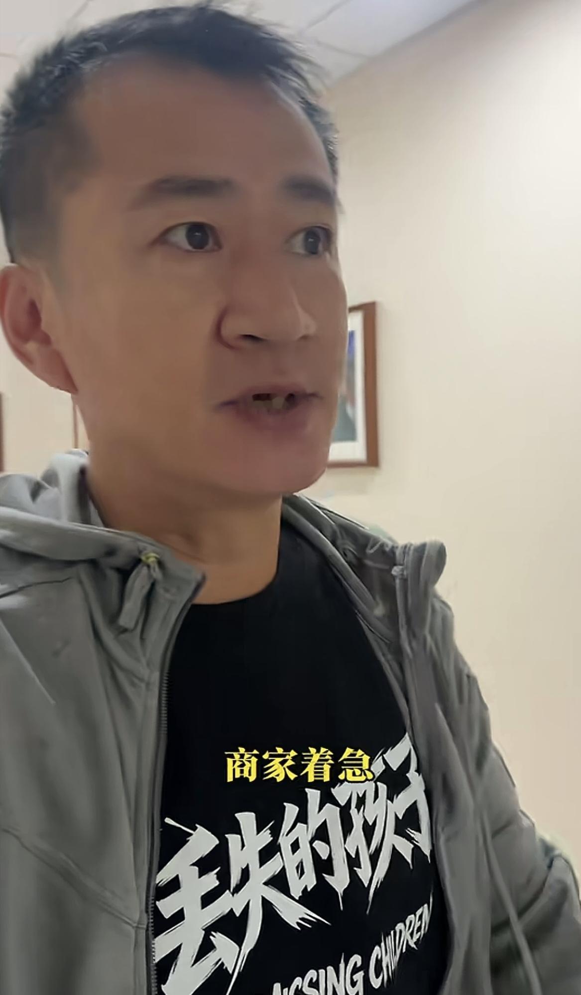 网红演员李嘉明，干啥啥不行。
他说拍个短剧赔了，在某果上免费播放。
去南方直播卖