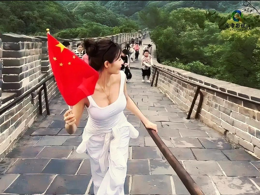 遇到如此美妙的导游，脚步都轻了不少！！

旅途绮梦
 
烈日当空，她似骄阳下绽放
