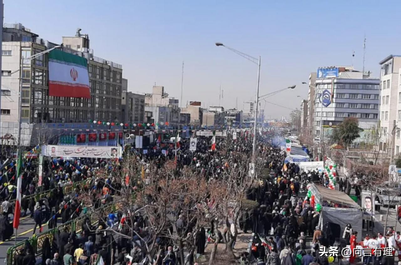 白天车水马龙，夜里全副武装：德黑兰的“双重面孔”

德黑兰的街头，正上演着一出令