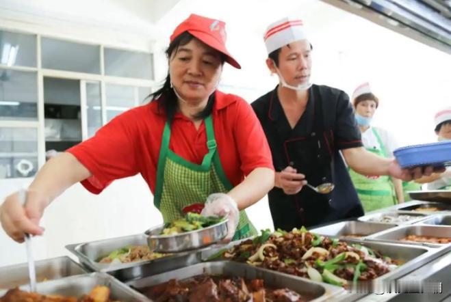 县长中午去食堂吃饭时，一个打饭阿姨突然叫住了他，县长有些诧异，停下脚步，看着这位