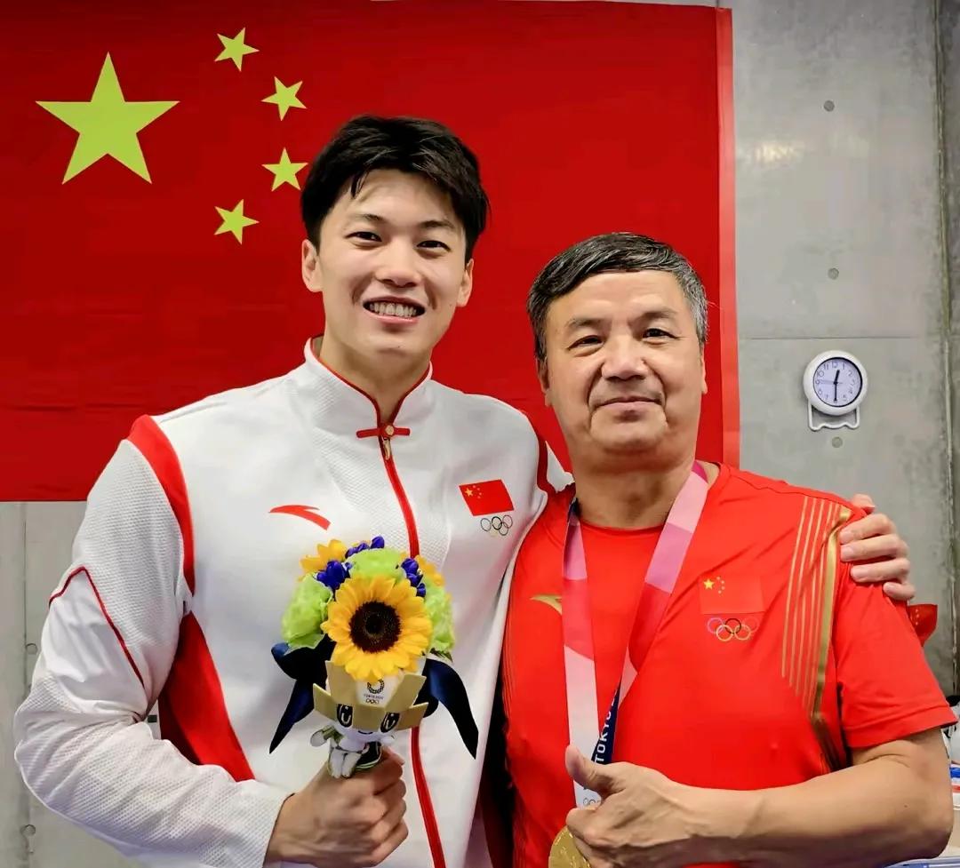 咱们就不能改掉主动握手这个坏习惯吗？
汪顺的教练朱志根是中国功勋教练，培养过孙杨