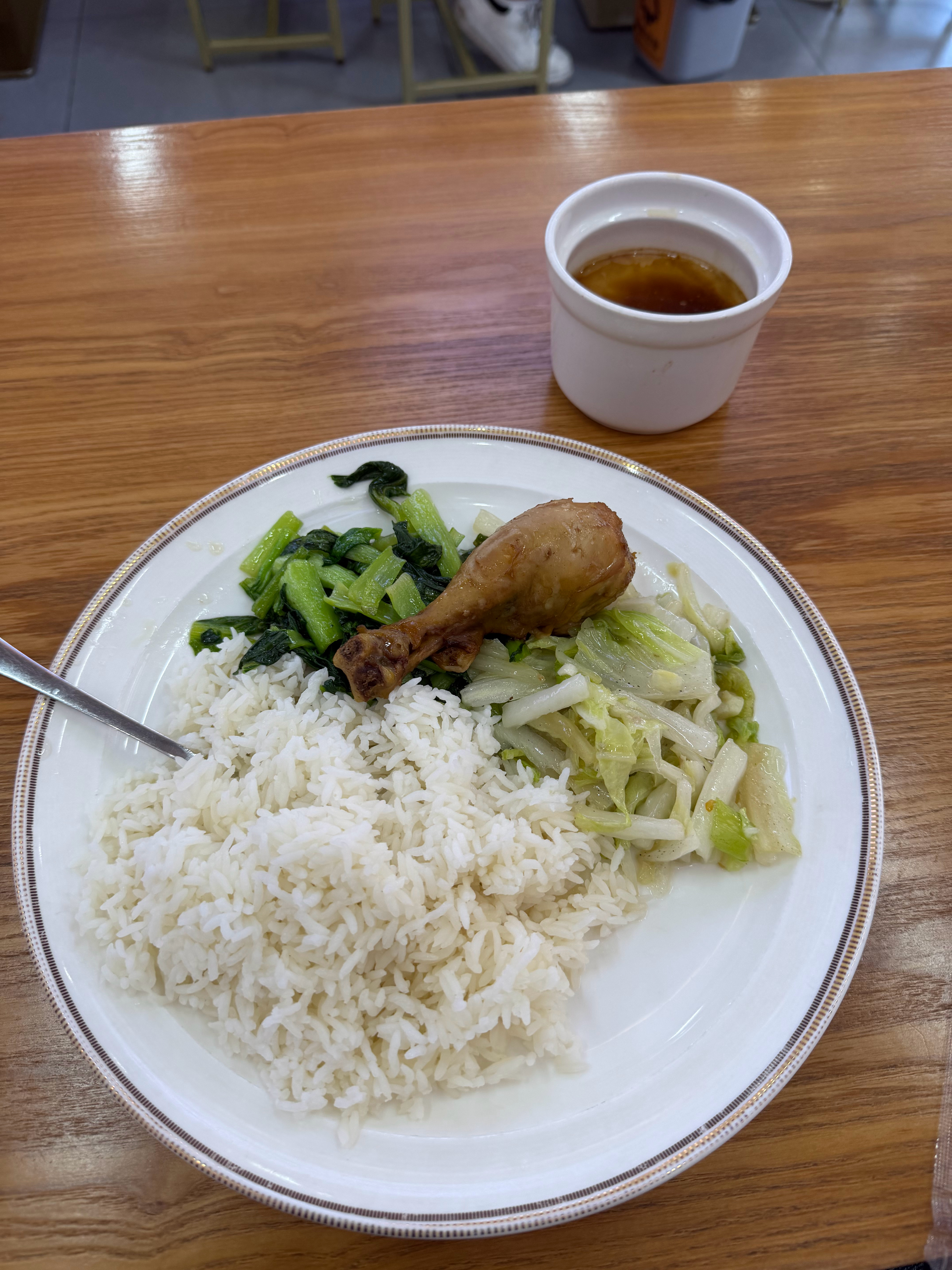 中午沙县鸡腿饭现在很多人跑来吃这家精品沙县所以人一多，我就很尴尬 