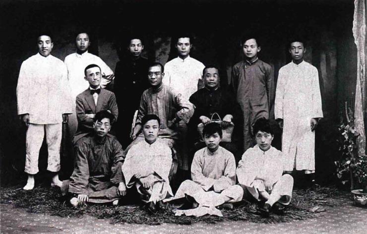 31925年春重庆团地委部分负责人合影。第二排左起:杨闇公、萧楚女、。罗世文(后
