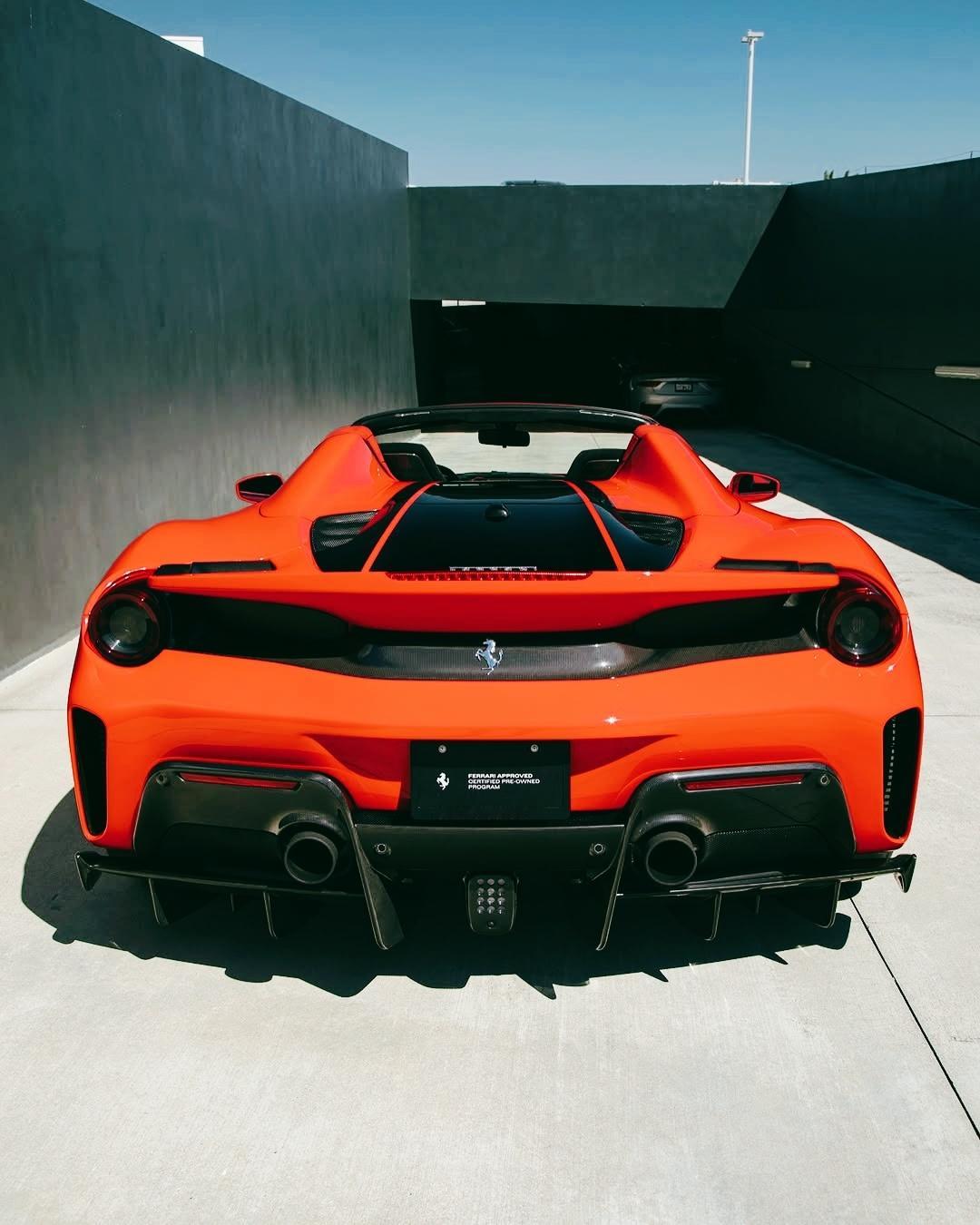 Ferrari 488 Pista Spider   搭载3.9L V8发动机 