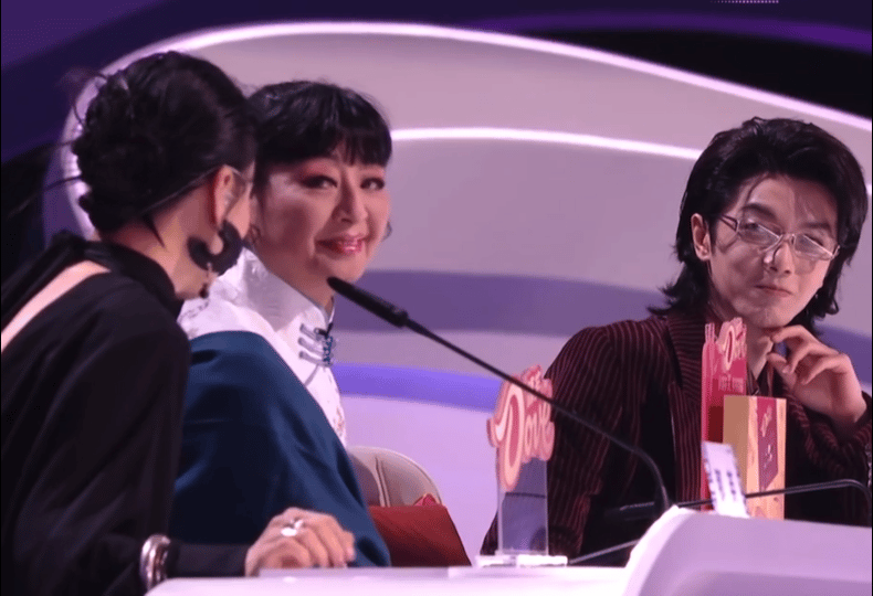 华晨宇就这样看那英热闹华晨宇就这样看着那英为两位选手犯难，花花你别着急，风水轮流