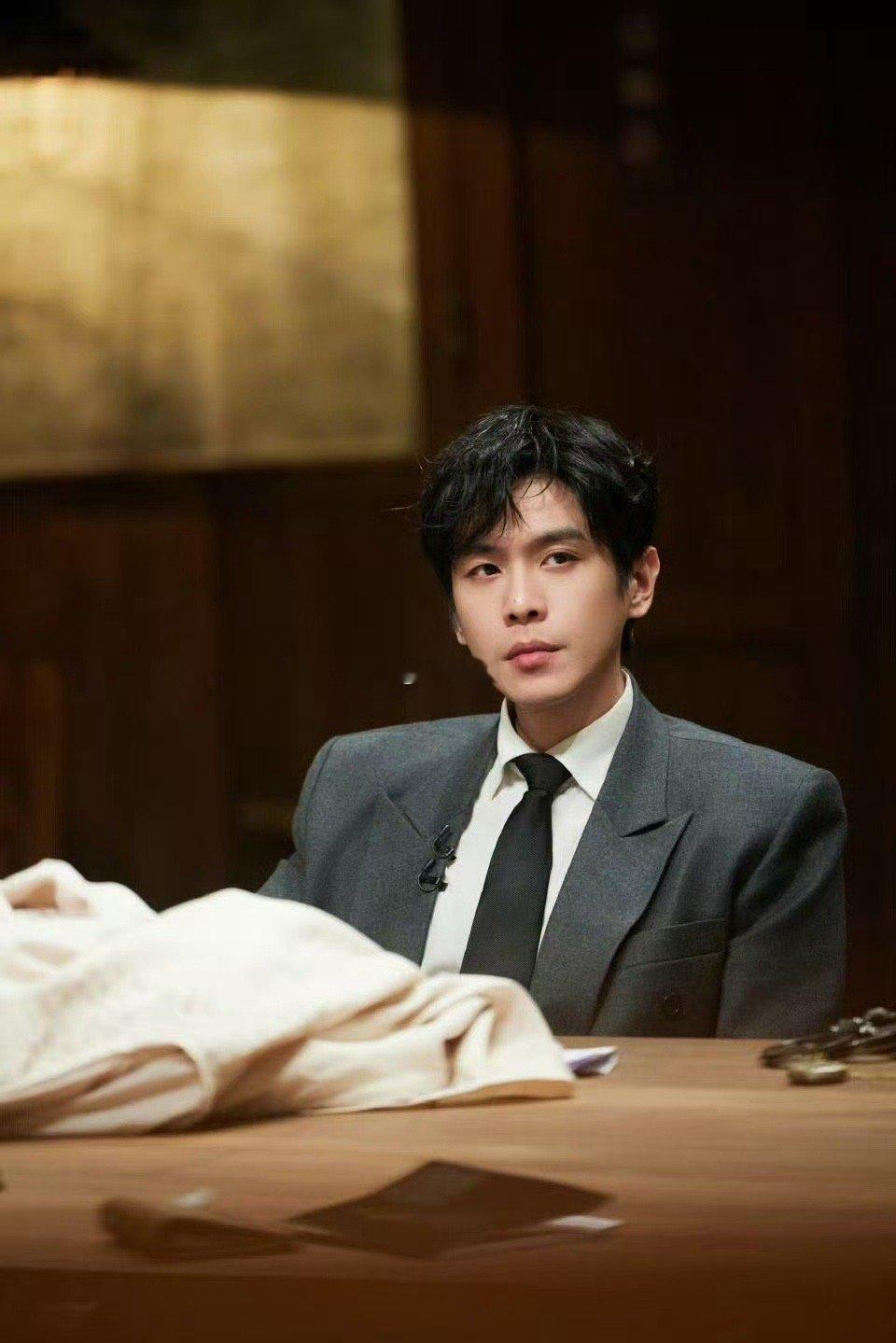 张若昀把王安宇逗掉凳了大侦探“山的那边是什么？”王安宇认真发问。张若昀秒接：“是