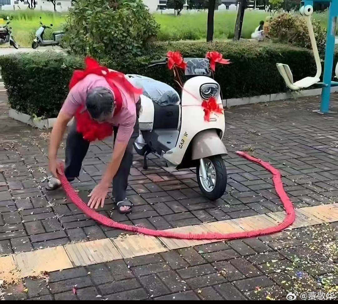 无知的人真可怕，居然敢在电动自行车四周放鞭炮，这不是瞎作么？这下可好，新车直接变