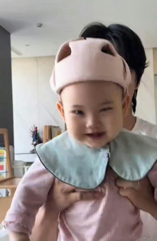 张檬为儿子上学搬到广州，11个月儿子还在吃母乳，重20斤高又壮 