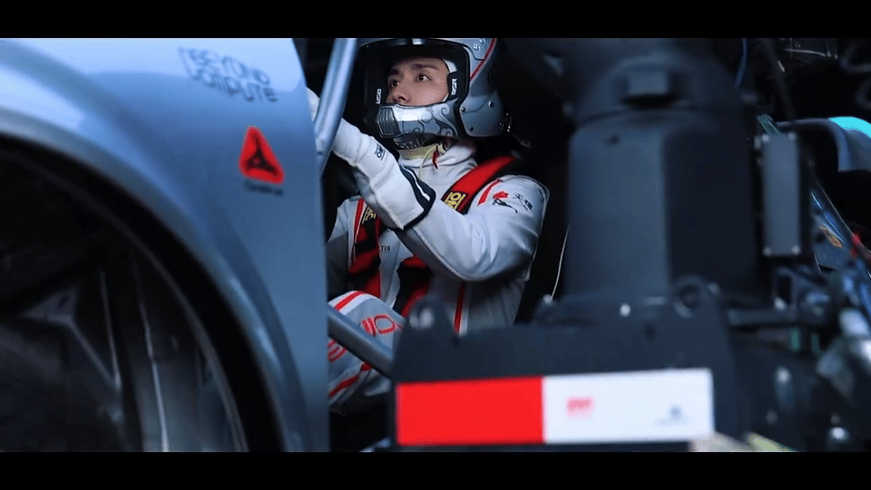 说张新成是建模脸真不夸张，从眉骨到下巴的线条流畅得像电脑渲染过。但偏偏又带着生动