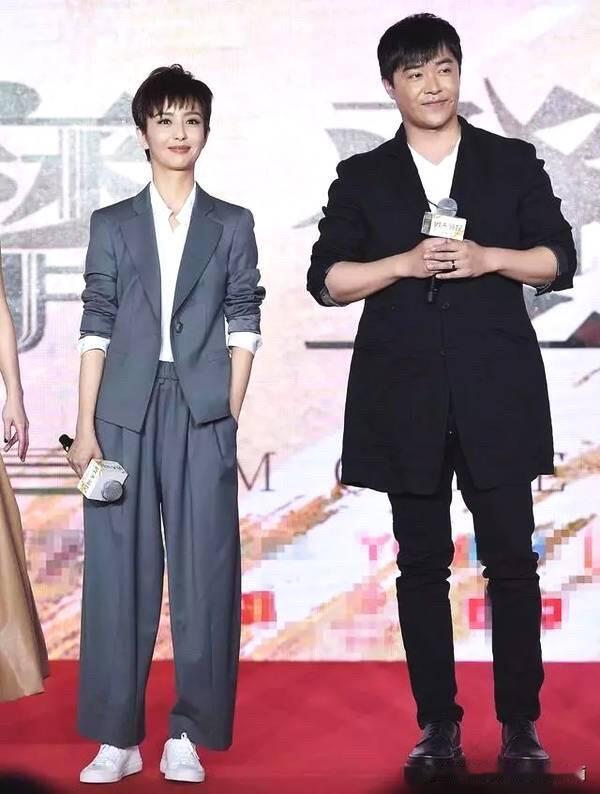 佟丽娅左边的造型我觉得一般般，虽然看起来西装笔挺的比较干练，但缺乏女人味，还是她