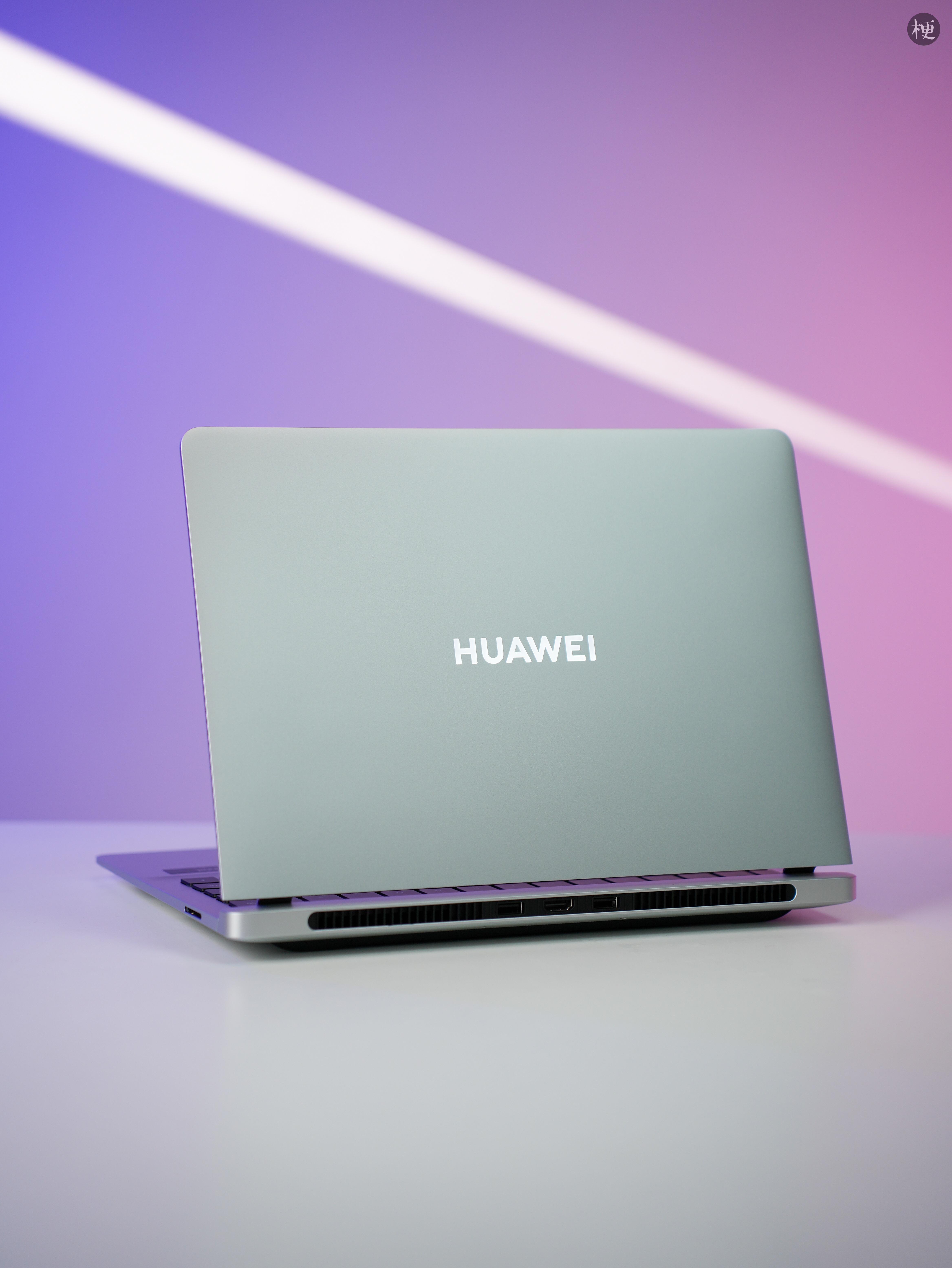 #HUAWEI亮了# 咱就是说，谁能拒绝一个会亮的HUAWEI笔记本呢？这次外观