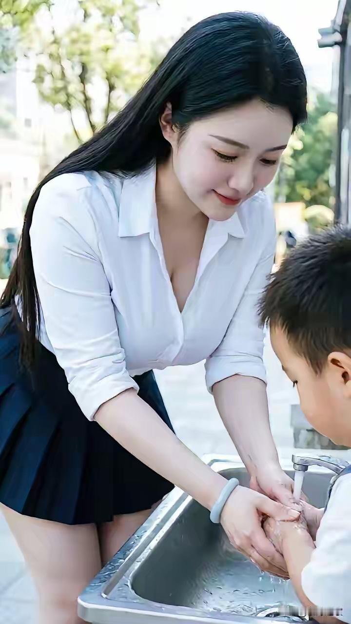 这幼师也太给力了吧！耐心细致地帮助小朋友洗手，一眼看去就很温馨！试问家长怎会不放
