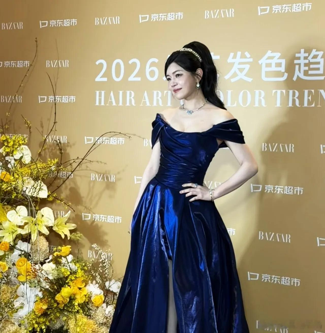 陈妍希现身北京看秀，这身造型好像公主啊！她还挺适合这个蓝色的，很贵气，有种富态的