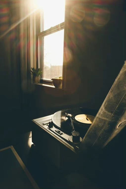 当我们年龄渐长，愈来愈觉得钱之可贵，就可能用钱去衡量一切，甚至衡量爱情。岂知在这