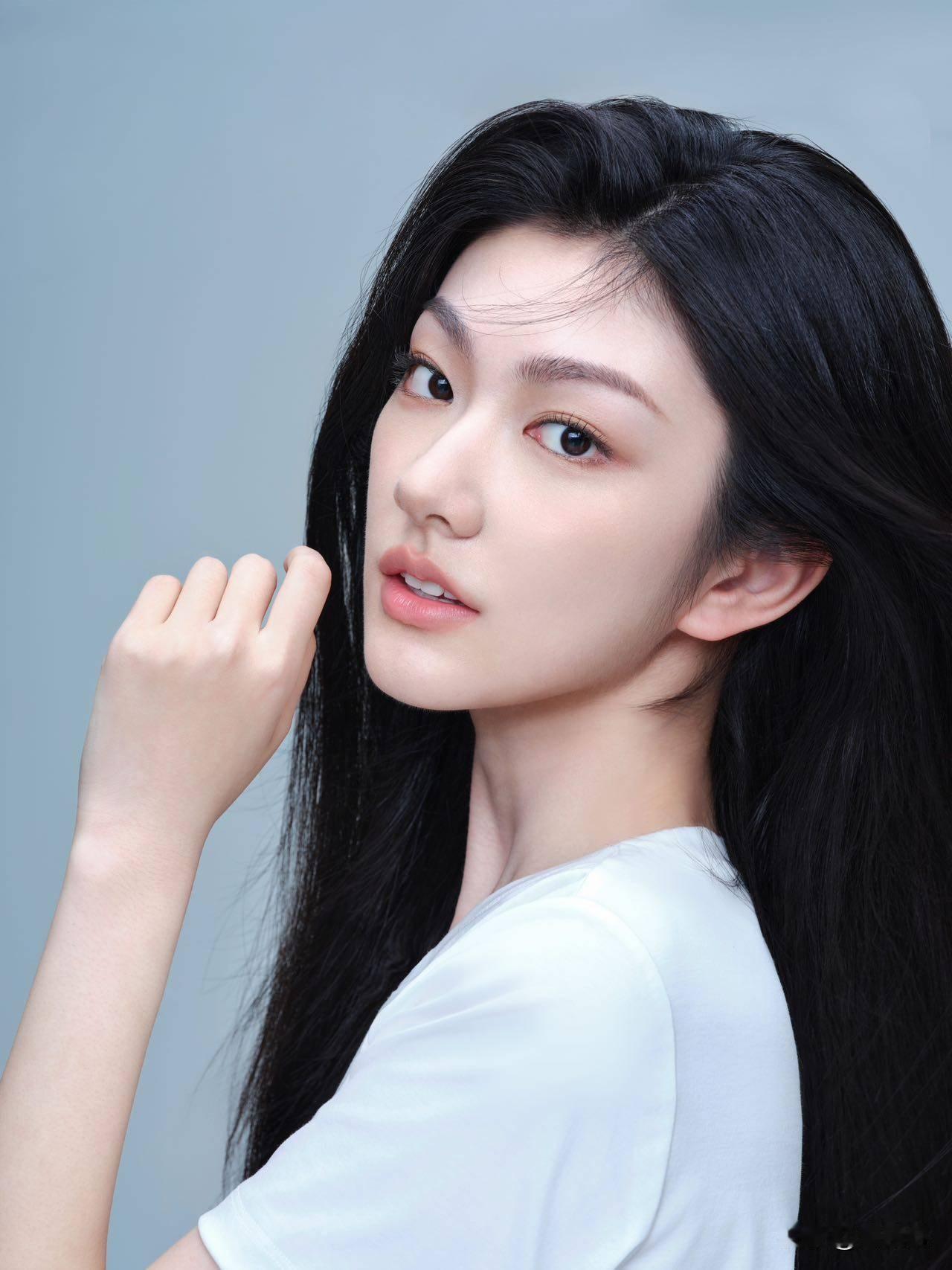 《凤凰台上》，新人演员李康扮演的草原郡主敏佳，她有点像大家熟悉的女明星景甜，但比