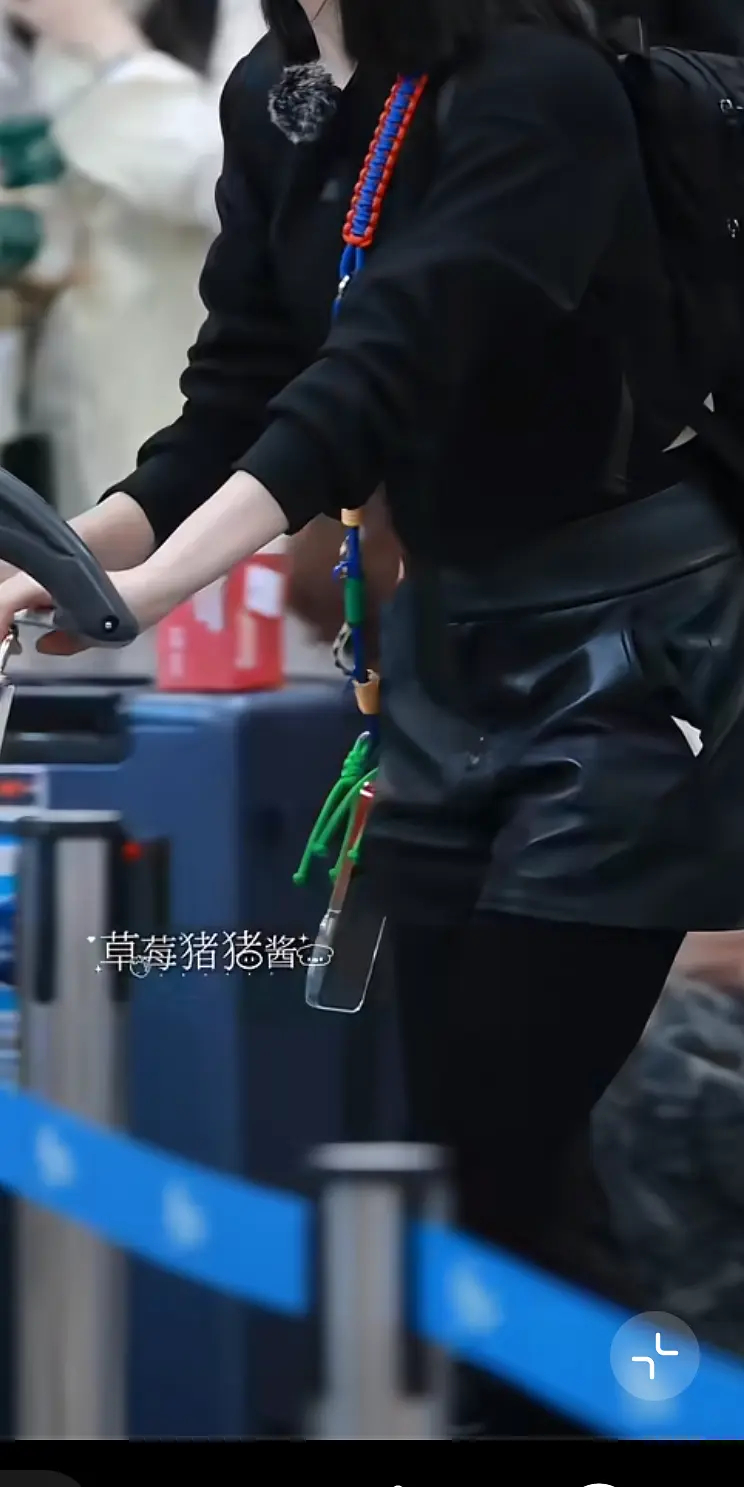 姐状态好好，笑起来好甜就是穿搭依旧让人看不懂还是这么甜妹！花儿与少年 | 花儿与
