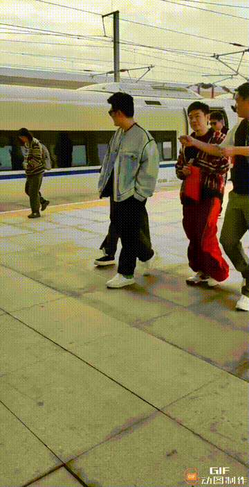 邓超比陈赫更受欢迎？

网友在潍坊高铁站偶遇邓超和陈赫，见到陈赫后只是象征性的打